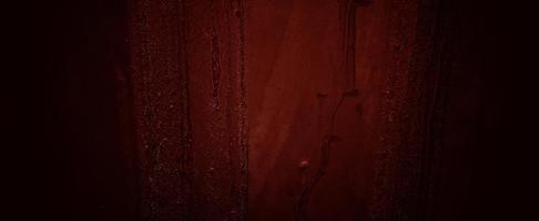 paredes vermelhas escuras assustadoras, textura de cimento de concreto escuro ligeiramente claro para o fundo foto