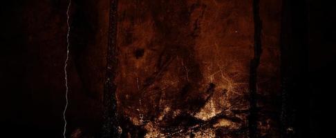 paredes vermelhas escuras assustadoras, textura de cimento de concreto escuro ligeiramente claro para o fundo foto