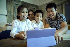 Família asiática reunida na hora da felicidade da videochamada foto