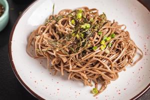 porção fresca de macarrão de trigo sarraceno soba zaru foto