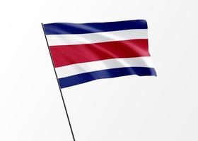 Bandeira da Costa Rica voando alto no dia da independência da Costa Rica de fundo isolado. coleção da bandeira nacional do mundo foto