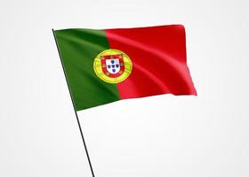 bandeira de portugal voando alto no fundo isolado. 01 de dezembro dia da independência de portugal. coleção da bandeira nacional do mundo coleção da bandeira nacional do mundo foto