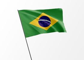 Bandeira do Brasil voando alto no dia da independência do Brasil de fundo isolado. coleção da bandeira nacional do mundo foto