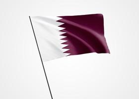 bandeira do Qatar voando alto no fundo isolado. 18 de dezembro dia da independência do Catar. coleção da bandeira nacional do mundo coleção da bandeira nacional do mundo foto