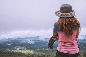 mulheres asiáticas viajam relaxam no feriado. de pé na montanha. Tailândia foto