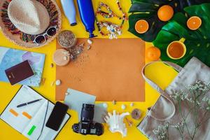 acessórios de roupa de praia em fundo amarelo brilhante - banner de férias de verão, conceito de turismo de praia. conceito de verão, viajar natureza, viajar relaxar, verão de praia. foto