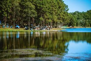 a bela paisagem natural do lago em pang ung, mae hong son, na tailândia. foto