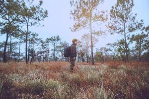 homens asiáticos viajam pela natureza. viajar relaxar. mochila caminhada na floresta. Tailândia foto