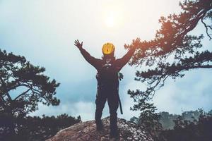 os homens asiáticos viajam pela natureza. viajar relaxar. paisagens de pé na falésia. ao nascer do sol, que tem guarda de nevoeiro. Tailândia foto