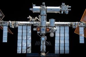 a estação espacial internacional é retratada a partir do esforço do dragão da equipe da spacex foto