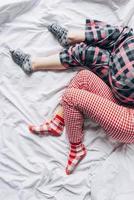 mulheres coloridas pijamas meias dormir cama