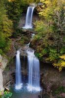 bela cachoeira panorâmica bela floresta natural profunda e preta rocha verde na natureza. foto