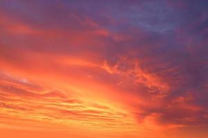 pôr do sol laranja brilhante e nascer do sol lindo sobre nuvens azuis escuras com sol laranja em uma manhã fria de primavera. foto