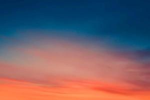 pôr do sol laranja brilhante e nascer do sol lindo sobre nuvens azuis escuras com sol laranja brilhante em uma manhã fria de primavera. foto