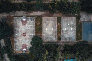 estádio de alto ângulo, velha quadra de basquete ângulo alto foto