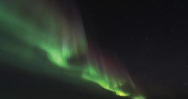 luz verde aurora do norte sobre a islândia luzes e redemoinhos no céu o fenômeno magnífico das luzes do norte