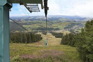 o suporte do teleférico se eleva acima das montanhas dos Cárpatos. foto