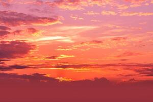 pôr do sol laranja brilhante e nascer do sol lindo sobre nuvens cinzentas com o sol laranja brilhante em uma manhã fria de primavera. foto