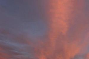 pôr do sol amarelo brilhante e nascer do sol lindo sobre nuvens cinzentas com o sol laranja brilhante em uma manhã fria de primavera. foto