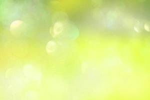 verde e amarelo pastel desfocam o fundo abstrato da natureza com folhagem desfocada abstrata e verão brilhante foto