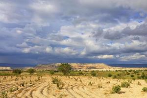 paisagem fascinante de vales montanhosos da Capadócia contra o pano de fundo de nuvens de tempestade de céu azul-chumbo foto