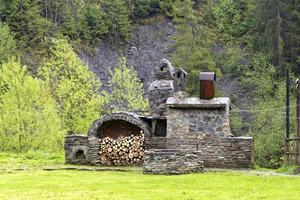 antigo fogão de pedra com lenha e fumeiro nas montanhas dos Cárpatos. foto
