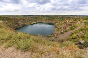 o lago radon perto da aldeia de migiya surgiu no local de uma antiga pedreira de granito. foto