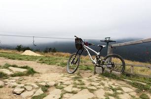 mountain bike fica ao lado da grade após uma viagem rápida foto