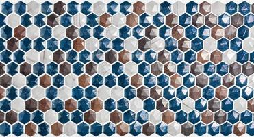 painel de mosaico hexagonal composto por estatuetas de pedra natural polida.