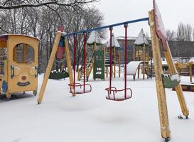 o balanço do parquinho estava coberto de neve foto