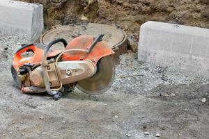 cortador de concreto no canteiro de obras em funcionamento. foto