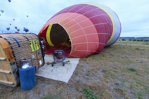 o processo de encher balões com um ventilador a gasolina e um queimador de gás. foto