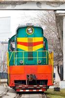 uma velha locomotiva-trator elétrica em serviço sai do depósito ferroviário. imagem vertical. foto