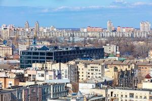 um centro de escritórios moderno feito de vidro escuro e concreto na arquitetura do antigo podil em kyiv. foto