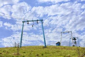 a estrutura do teleférico da montanha fica isolada no topo da montanha. foto