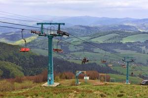 teleférico eleva turistas e atletas para cima e para baixo nas montanhas nos Cárpatos foto