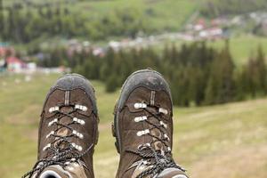close-up de botas de trekking na montanha após uma longa jornada pelas montanhas foto