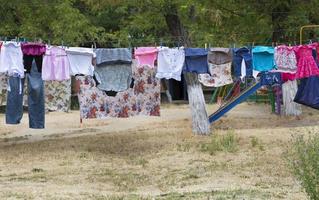 roupas de lavanderia penduradas na corda e secas na rua foto