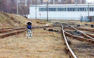 semáforo de controle azul na bifurcação da velha ferrovia em um dia de primavera. foto