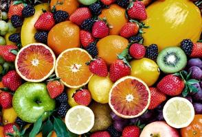 laranja e morango e frutas vermelhas fundo criativo frutas frescas tropicais coloridas saudáveis foto