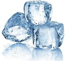 cubo de gelo transparente azul cristalino natural e cubos de gelo realistas azul claro no branco. foto