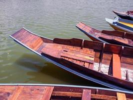 barco de madeira flutua no lago foto
