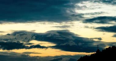 pôr do sol azul profundo e laranja enquanto a tempestade está chegando foto