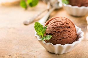 sorvete de chocolate em uma tigela branca. foto
