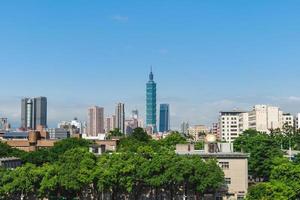 horizonte da cidade de taipei com a torre 101 em taiwan foto