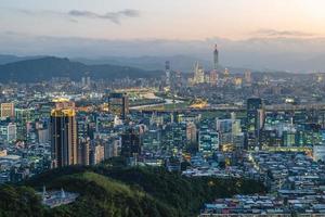 paisagem do horizonte da cidade de taipei em taiwan à noite foto