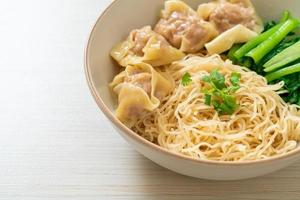 macarrão de ovo seco com wonton de porco ou bolinhos de porco sem sopa foto