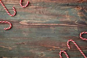 decoração de itens de enfeite de bugiganga de natal em mesa de madeira foto