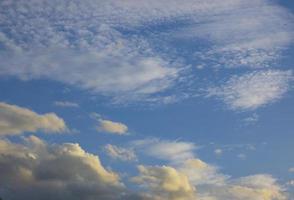 céu azul nublado foto