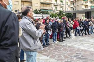 sanremo, itália, 20-11-2021 cidadãos italianos unidos em manifestação nas ruas contra a lei do passe verde, reportagem jornalística foto